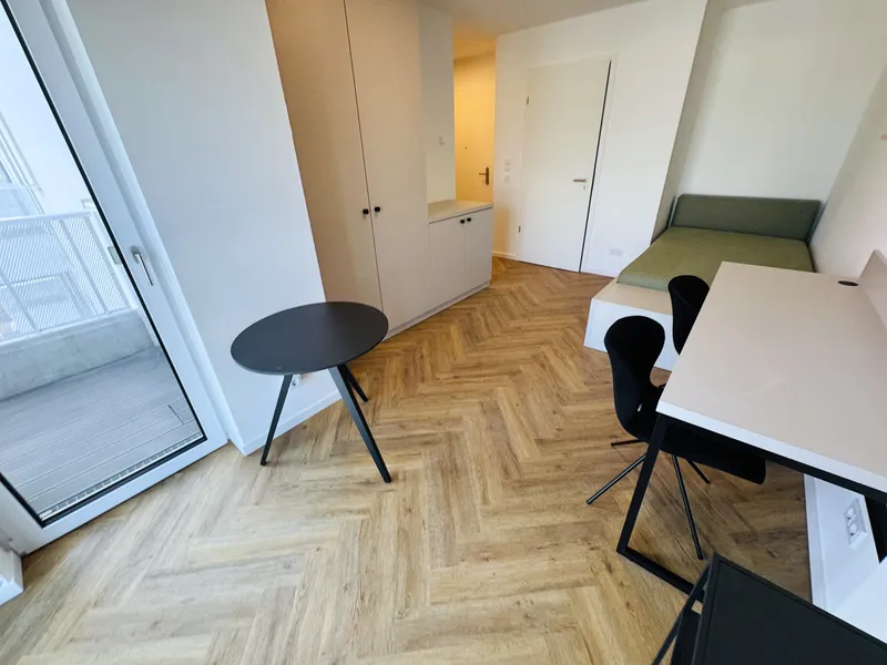 Modernes voll möbliertes Studio mit EBK, Balkon und Abstellkammer! — photo 1